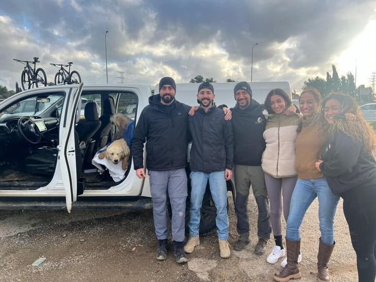 לוחמי מג"ב יחד עם המטפלות של ליבי ולולה