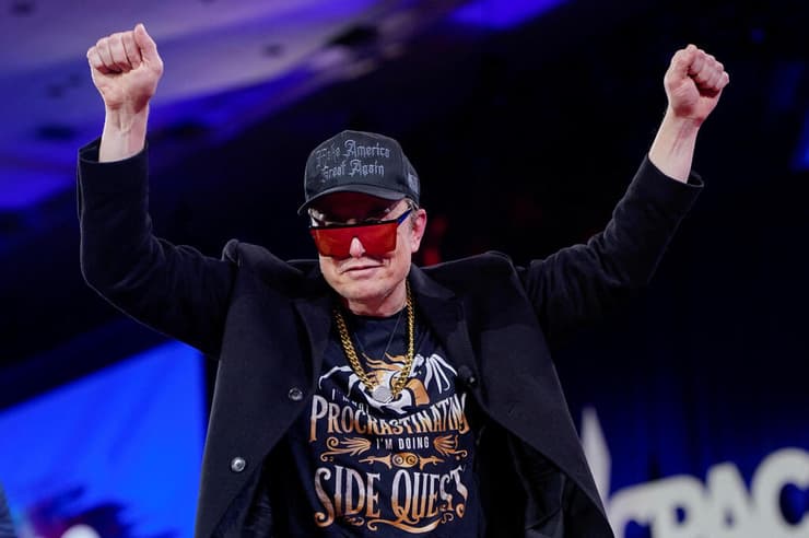 אילון מאסק ב-20 בפברואר ב כנס שמרני ב מרילנד ארה"ב מנופף ב מסור לסימון קיצוצים בממשל