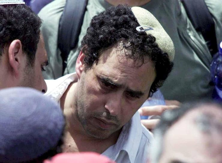 בועז שבו בהלוויית בני משפחתו שנרצחו בפיגוע ב-2002 (צילום: סבסטיאן שיינר) בועז שבו בהלוויית בני משפחתו שנרצחו בפיגוע ב-2002