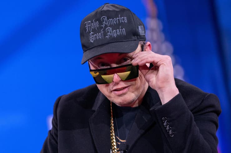 אילון מאסק ב-20 בפברואר ב כנס שמרני ב מרילנד ארה"ב מנופף ב מסור לסימון קיצוצים בממשל