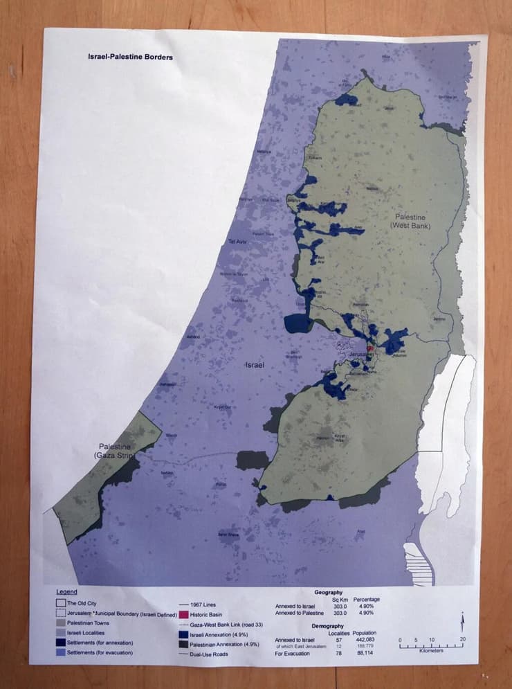 אהוד אולמרט, ראש הממשלה לשעבר, מציג את מפת 2 המדינת מ2008