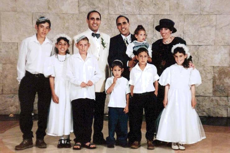 משפחת שבו לפני הפיגוע באיתמר. בועז עומד לצד אחיו התאום ומחזיק את בנו אבישי שנרצח. גם אשתו רחל (לצידם), צביקה (שני מימין בשורה התחתונה) ונריה (רביעי מימין בשורה התחתונה) נרצחו (צילום רפרודוקציה: סבסטיאן שיינר) משפחת שבו לפני הפיגוע באיתמר. בועז עומד לצד אחיו התאום ומחזיק את בנו אבישי שנרצח. גם אשתו רחל (מימינם), צביקה (שני מימין בשורה התחתונה) ונריה (רביעי מימין בשורה התחתונה) נרצחו