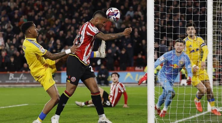 טייריס קמפבל נוגח