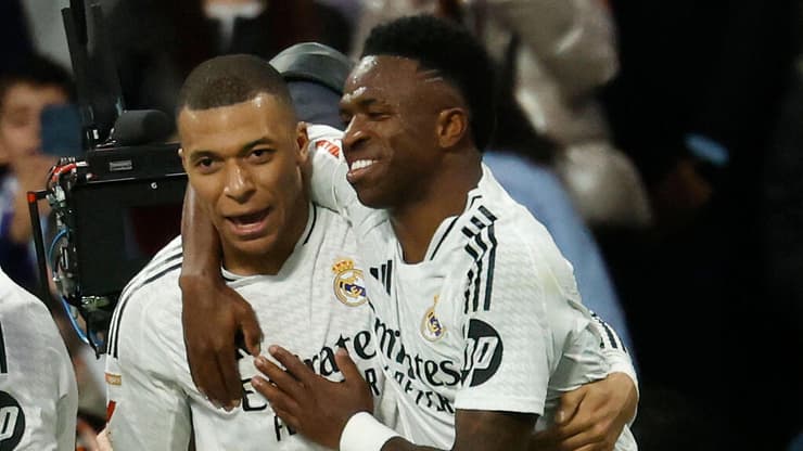 שחקן ריאל מדריד ויניסיוס עם קיליאן אמבאפה