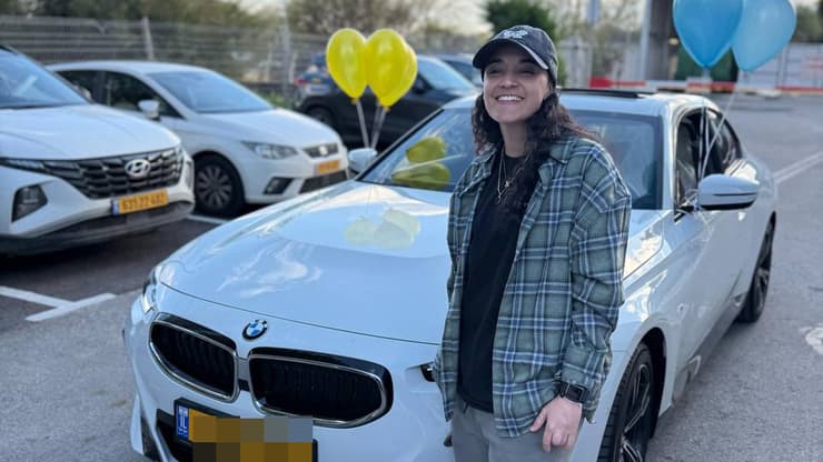 אמילי דמארי מקבלת מכונית BMW