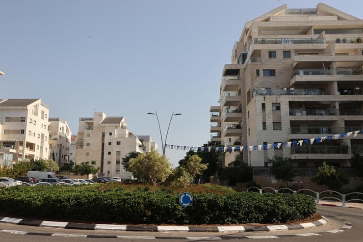 כפר סבא. שיאנית ההרשמות (צילום: יריב כץ) כפר סבא. שיאנית ההתייקרויות