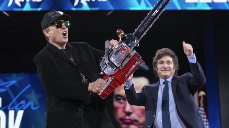 אילון מאסק ב-20 בפברואר ב כנס שמרני ב מרילנד ארה"ב מנופף ב מסור לסימון קיצוצים בממשל