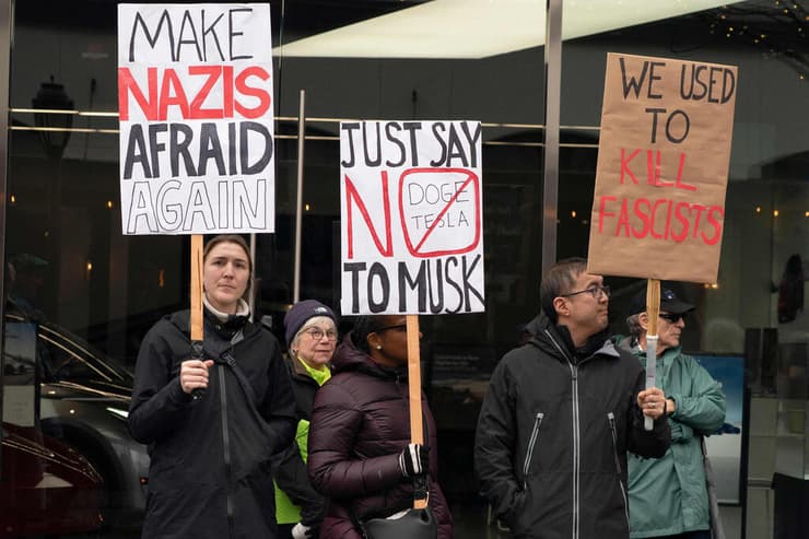 הפגנה נגד אילון מאסק ו טסלה מחוץ למשרדי החברה ב סיאטל ארה"ב 22 בפברואר