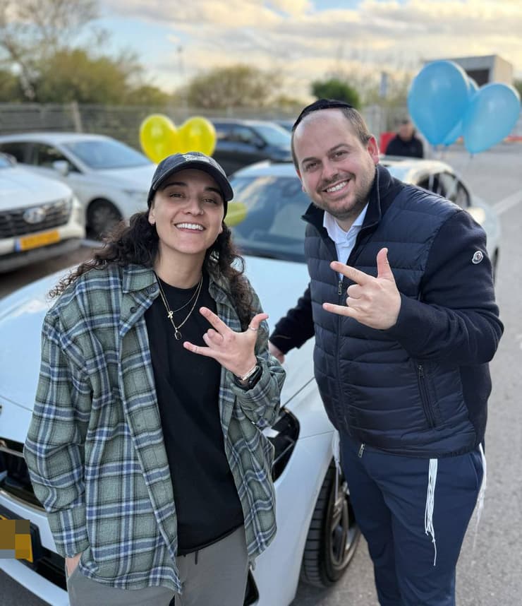 אמילי דמארי מקבלת מכונית BMW