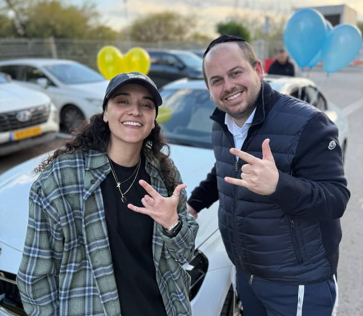 אמילי דמארי מקבלת מכונית BMW