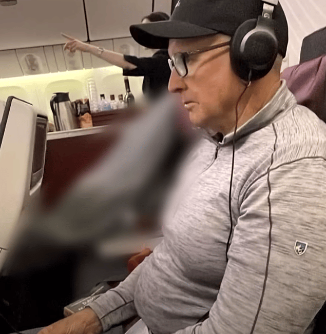 הנוסע האוסטרלי ליד הגופה