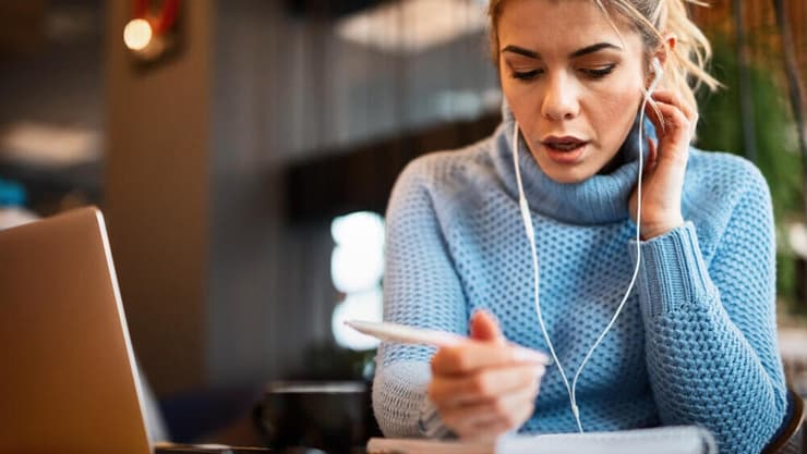 סטודנטית עם אוזניות