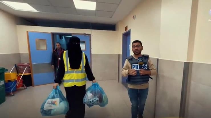 נשות עמותה איראנית מחלקות חבילות סיוע ליולדות בעזה