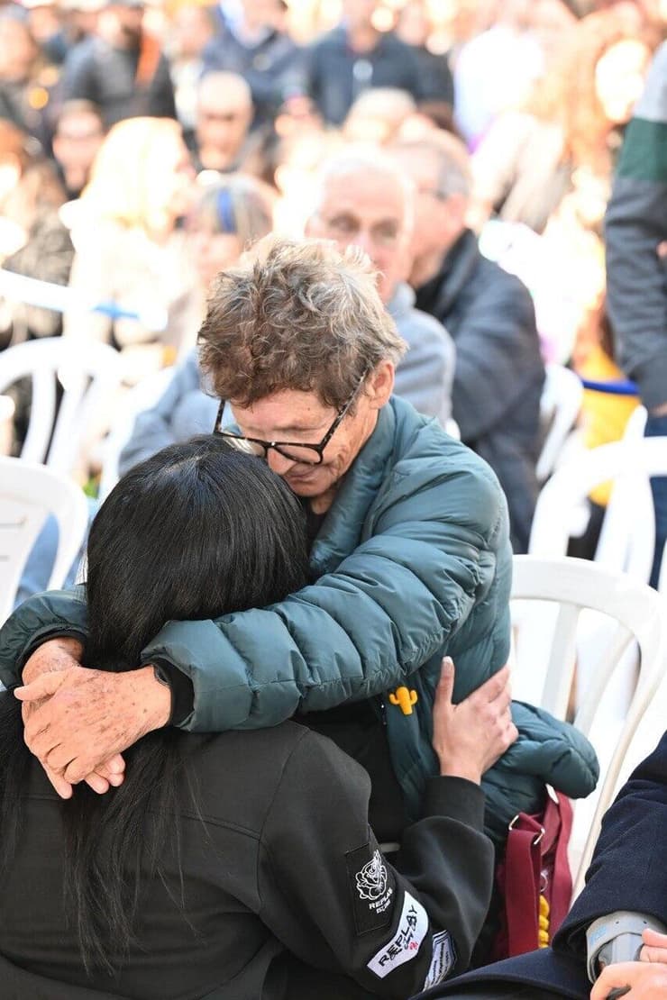 יוכבד ליפשיץ ועינב צנגאוקר מתחבקות בהלווייתו של עודד ליפשיץ ז"ל