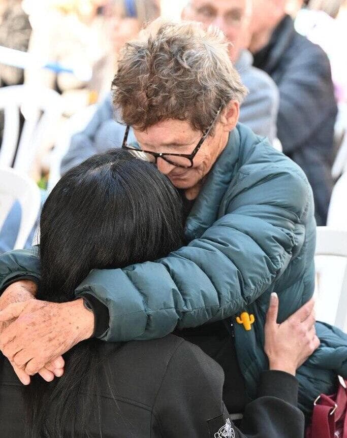 יוכבד ליפשיץ ועינב צנגאוקר מתחבקות בהלווייתו של עודד ליפשיץ ז"ל