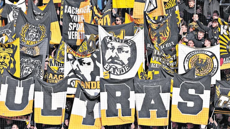 פה אוהד עם קעקוע של SS על הזרוע, שם אוהד עם קעקוע של צלב קרס על העורף. האולטראס של אאכן (צילום: S.Sonntag/Picture Point via Reuters) פה אוהד עם קעקוע של SS על הזרוע, שם אוהד עם קעקוע של צלב קרס על העורף. האולטראס של אאכן