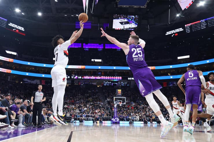 שארפ צולף שלשה (צילום: Rob Gray-Imagn Images) שארפ