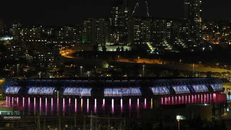 אצטדיון טדי הואר בכתום (צילום: ארנון בוסאני) עיריית ירושלים האירה את גשר המיתרים ואת אצטדיון טדי בצבע כתום לזכרם ולכבודם של שירי, אריאל וכפיר ביבס ז"ל