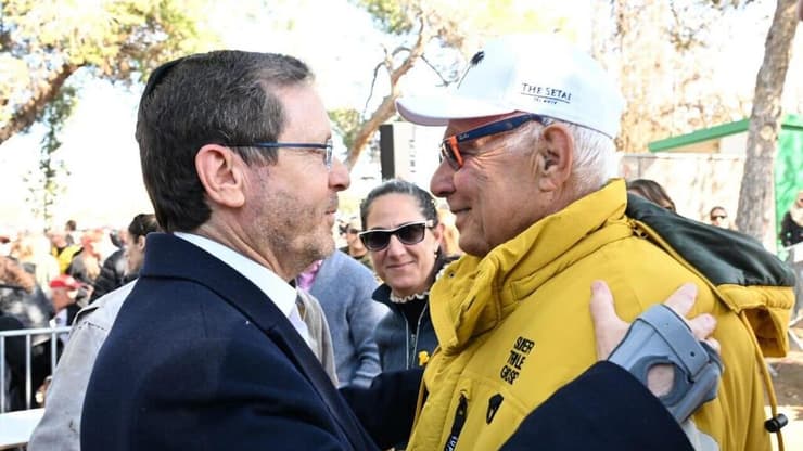 גדי מוזס ונשיא המדינה יצחק הרצוג בהלוויה של עודד ליפשיץ ז"ל