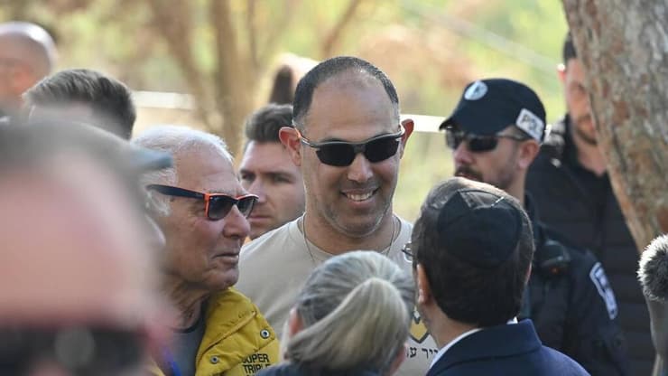 גדי מוזס ובנו יאיר, משוחחים עם נשיא המדינה ורעייתו בהלוויה של עודד ליפשיץ ז"ל