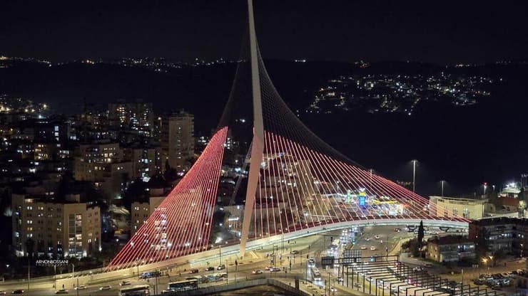 גשר המיתרים בירושלים (צילום: ארנון בוסאני) עיריית ירושלים האירה את גשר המיתרים ואת אצטדיון טדי בצבע כתום לזכרם ולכבודם של שירי, אריאל וכפיר ביבס ז"ל