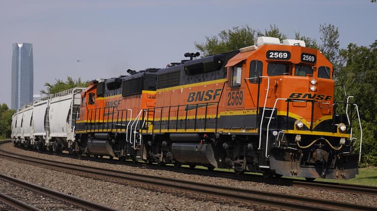 רכבת משא של BSNF בדרום-מערב ארה"ב (צילום: AP Photo/Sue Ogrocki, File) רכבת משא של BSNF בדרום-מערב ארה"ב