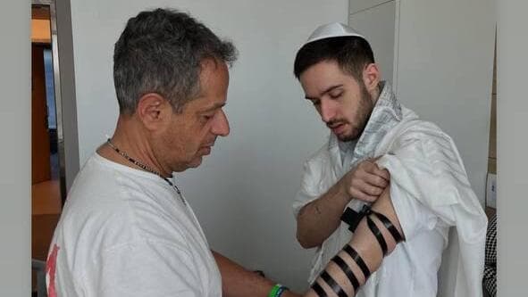 עומר שם טוב מניח תפילין