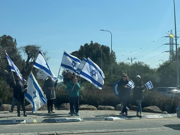 טרם לפני לווייתו של עודד ליפשיץ - אזרחים עומדים בצדי הדרך לאורך כביש 232 ואוחזים בדגלים ושלטים
