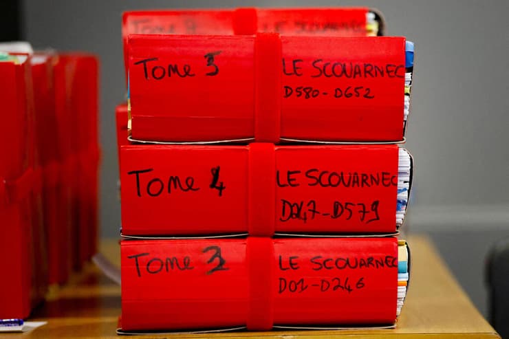 צרפת משפט רופא מנתח התעללות מינית ב ילדים ז'ואל לה סקוארנק מופיע ב בית המשפט