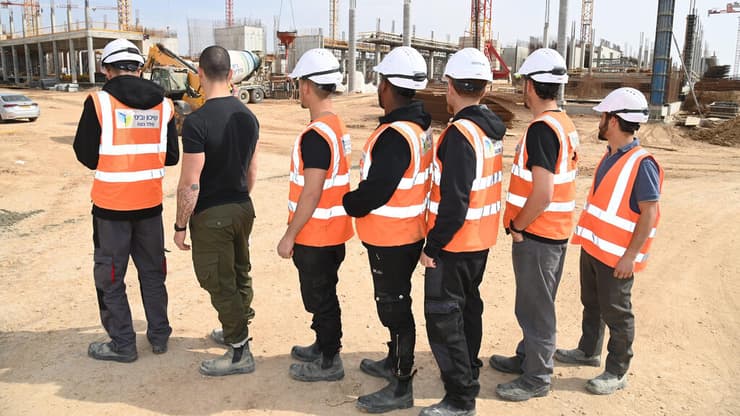 לוחמים משוחררים בפרויקט של שיכון ובינוי