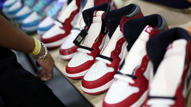 נייקי אייר ג'ורדן מוצגות למכירה (צילום: REUTERS/Edgar Su) נייקי אייר ג'ורדן מוצגות למכירה