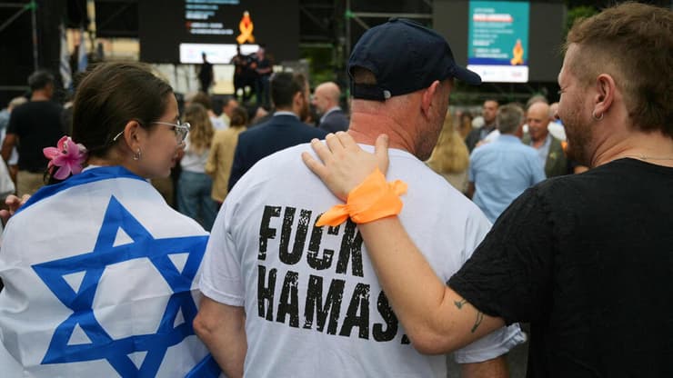 טקס לזכרם של משפחת ביבס והחטופים בבואנוס איירס, ארגנטינה. "נראה שהעולם מתחיל סוף סוף להתעורר" (צילום: JUAN MABROMATA / AFP) טקס לזכרם של משפחת ביבס והחטופים בבואנוס איירס