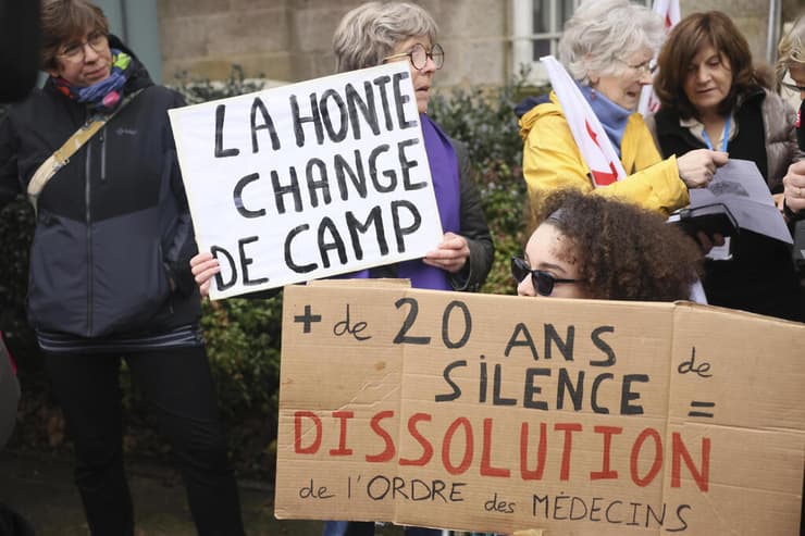 צרפת משפט רופא מנתח התעללות מינית ב ילדים ז'ואל לה סקוארנק מופיע ב בית המשפט