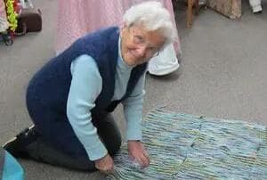 השתמשה בכישורי הסריגה שלה כדי להבריח 80 דולר בתוך כפתורים. ג'ירון רוז ג'ירון