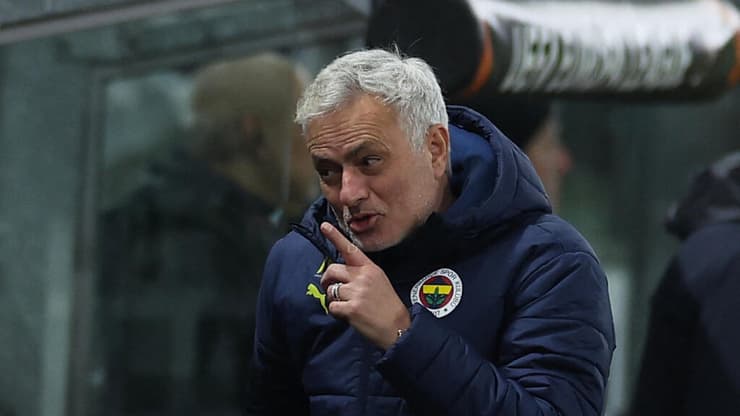 מוריניו בדרבי אתמול (צילום: REUTERS/Yves Herman) ז'וזה מוריניו