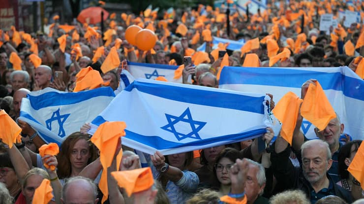 טקס לזכרם של משפחת ביבס והחטופים בבואנוס איירס (צילום: JUAN MABROMATA / AFP) טקס לזכרם של משפחת ביבס והחטופים בבואנוס איירס