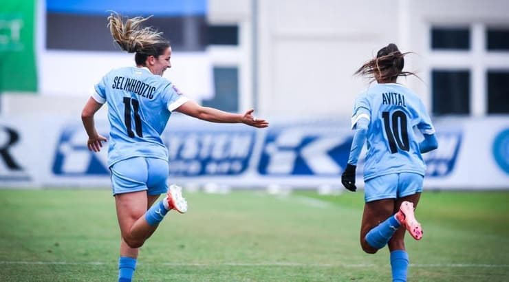 נועה סלימהוגיץ' מודה לעדן אביטל על הבישול (שאול גרינפלד באדיבות ההתאחדות לכדורגל) נועה סלימהוגיץ' מודה לעדן אביטל על הבישול