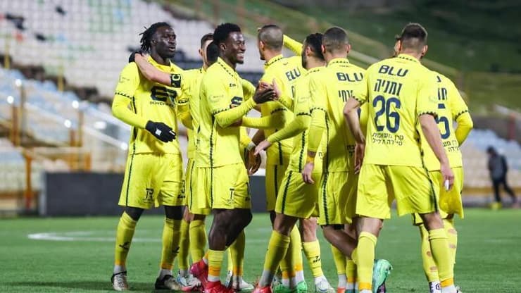 עוד ציון דרך מרשים. שחקני בני ריינה חוגגים