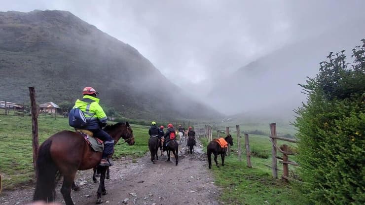 המחלצים רכבו על סוסים בחלק מהדרך (צילום באדיבות כלל ביטוח) חילוץ מטייל ישראלי מהרי האנדים בפרו
