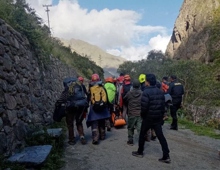 נושאים את הפצוע באלונקה (צילום באדיבות כלל ביטוח) חילוץ מטייל ישראלי מהרי האנדים בפרו