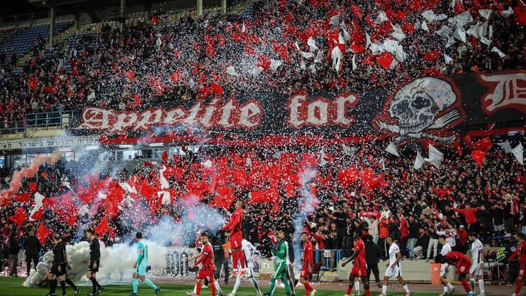 המשחק נפתח בסופו של דבר באיחור של חצי שעה (צילום: עוז מועלם) אוהדי הפועל ת"א אבוקות