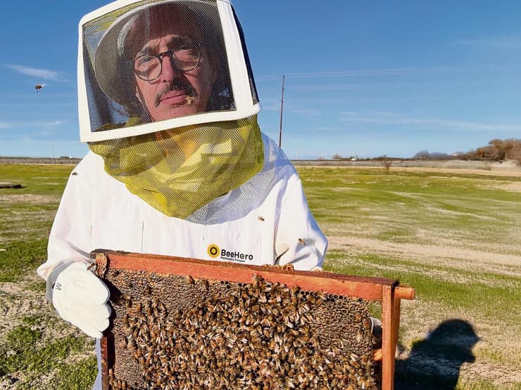 דרור פויר עם כוורת של BeeHero