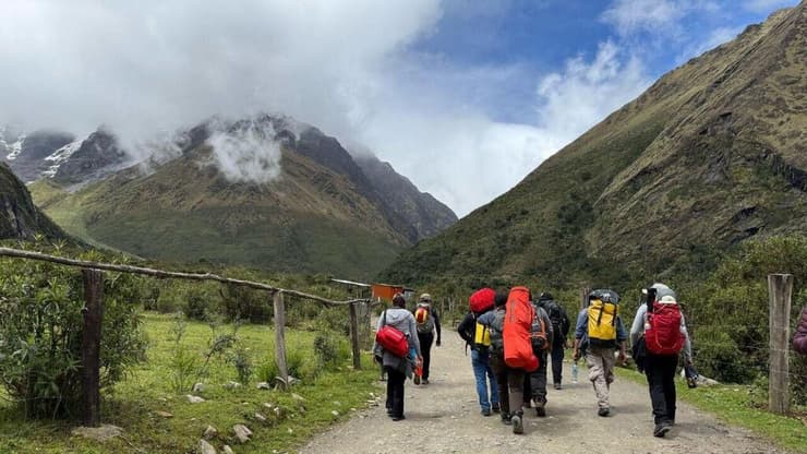 צוותי החילוץ בדרך אל המטייל (צילום באדיבות כלל ביטוח) חילוץ מטייל ישראלי מהרי האנדים בפרו