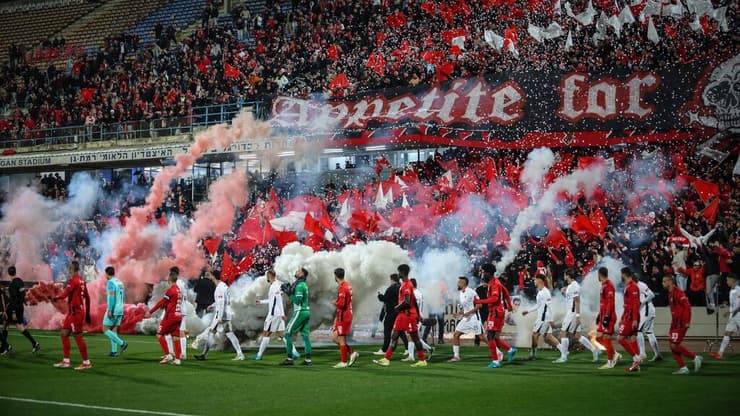 האבוקות לפני שריקת הפתיחה (צילום: עוז מועלם) אוהדי הפועל ת"א אבוקות