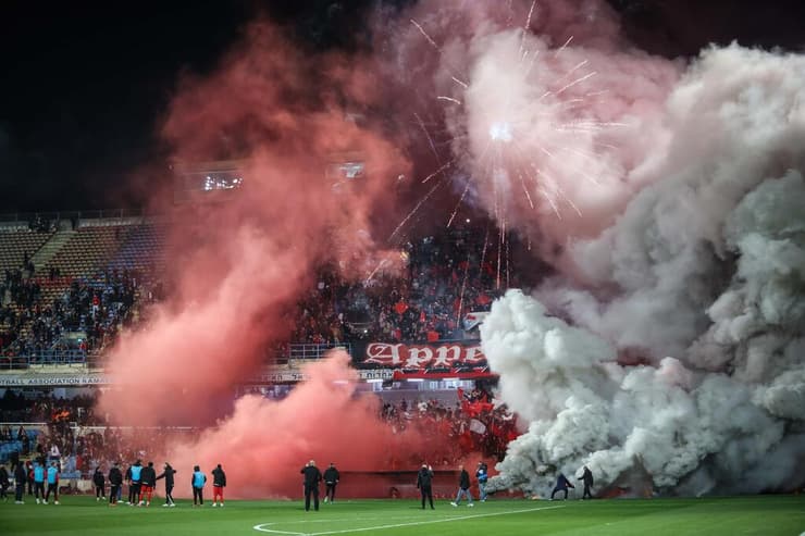 האבוקות בעליית השחקנים למגרש (צילום: עוז מועלם) אוהדי הפועל ת"א אבוקות