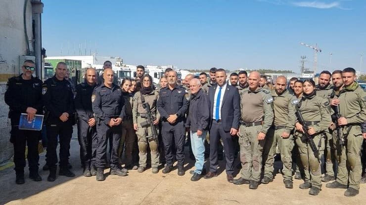 המפכ"ל לוי והכוחות ב"מבצע המשילות" ברמלה ובלוד (צילום: משטרת ישראל) מבצע המשילות עם השר חיים כץ והמפכ"ל דני לוי