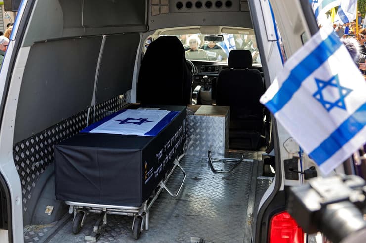 התכנסות סביב ארון הקבורה של עודד ליפשיץ, טרם הלווייתו, סמוך לחברת "קדישא" בראשון לציון