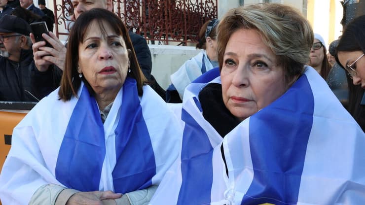 המונים מחוץ לחברת קדישא בראשון לציון והגיעו לכבד את משפחת ביבס