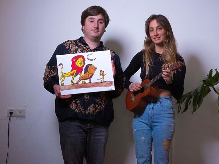 דניאל ומייקי ריגס. "חולמת שהוא יוכל להצליח להתפרנס מהאמנות שלו"    