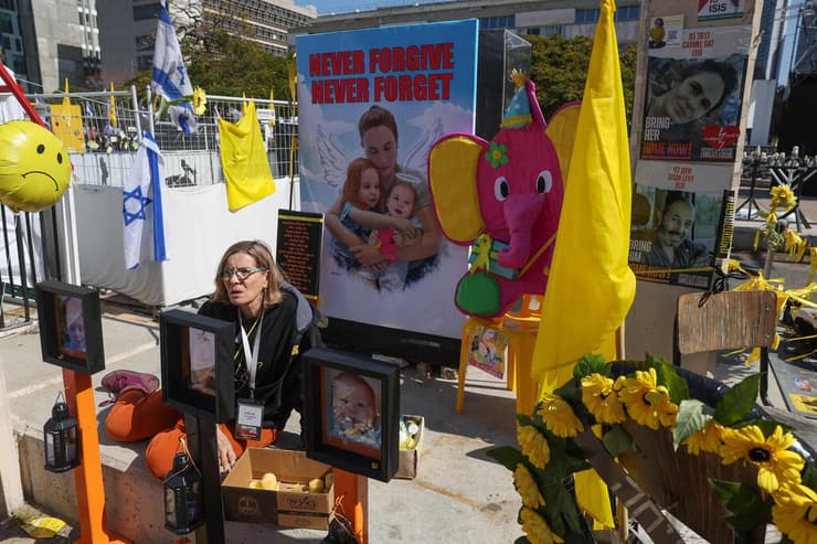 צפייה משותפת בהלווייתם של שירי, אריאל וכפיר ביבס ז"ל, מכיכר החטופים